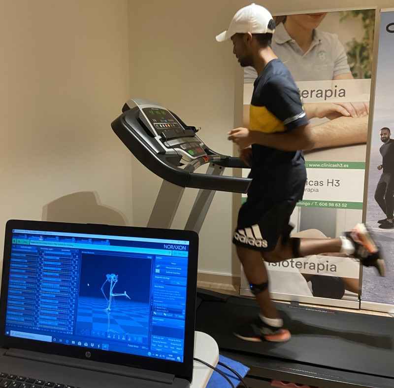 Tariku Novales campeón de media maratón realizando estudio biomecánico en cinta en Clínicas H3