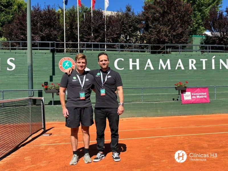 Alejandro y David Fernández fisioterapeutas en Clínicas H3 en la final tenis femenino en el IX Torneo ITF 2024