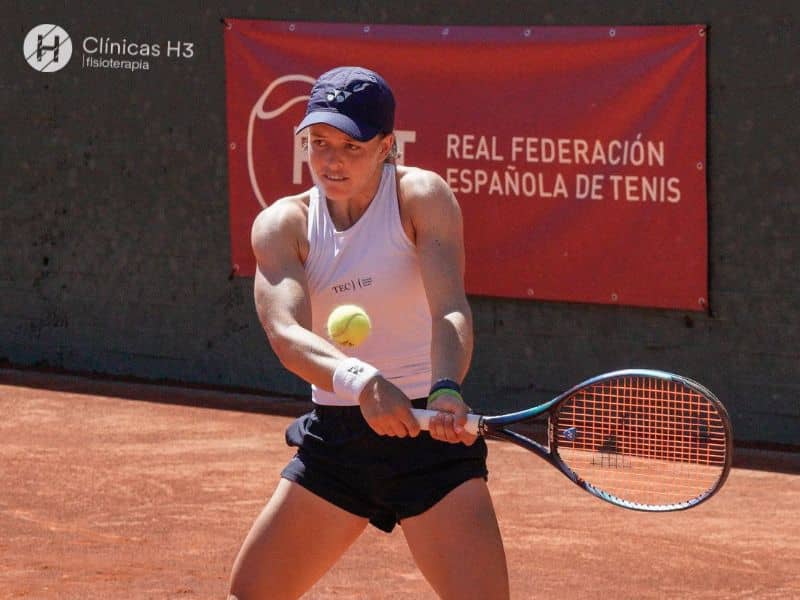 Kaitlin Quevedo jugando en la Final tenis femenino en el IX Torneo ITF 2024