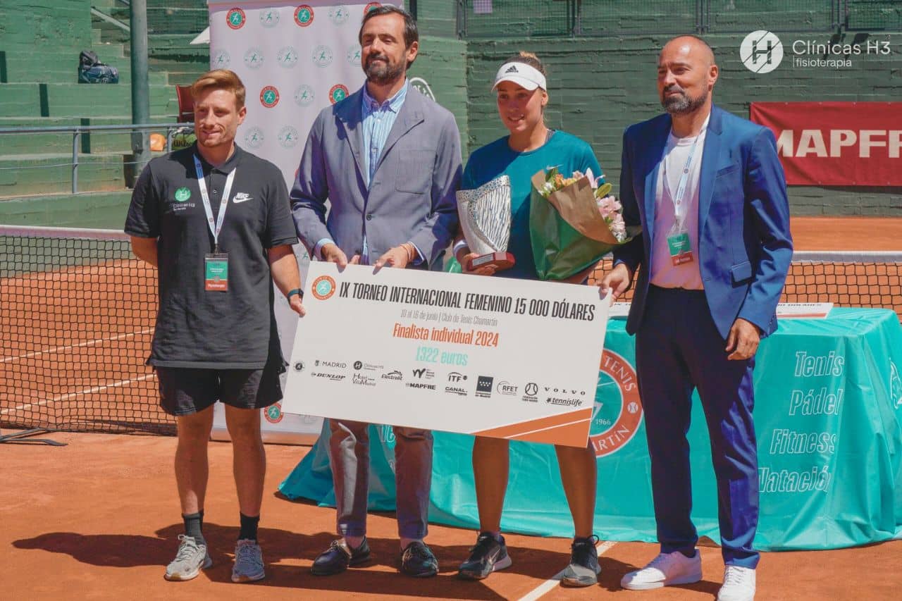 Entrega de trofeos en la Final tenis femenino en el IX Torneo ITF 2024