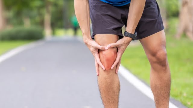 Corredor afectado de condromalacia rotuliana sufriendo dolor de rodilla
