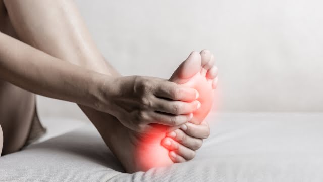 Persona con dolor en el talón al despertar por la mañana, síntoma típico de fascitis plantar