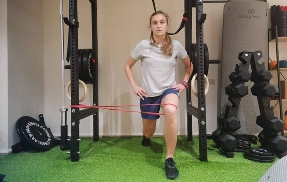 Ejercicio con goma para activar el glúteo medio, esencial en rutinas de ejercicios para condromalacia rotuliana.