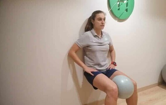 Sentadilla isométrica con pelota, uno de los mejores ejercicios para condromalacia rotuliana en casa