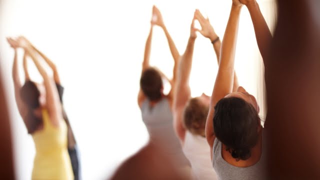 Alumnas de Clases de Pilates suelo en Clínicas H3 Serrano.