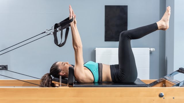 Alumna de Pilates con reformer en Clínicas H3 Serrano.
