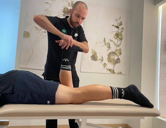 Fisioterapeuta valorando dolor de rodilla en Clínica H3 Serrano Madrid