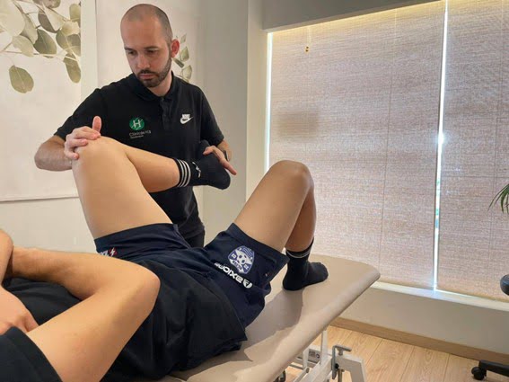 Paciente realizando ejercicios de rehabilitación guiados por fisioterapeuta