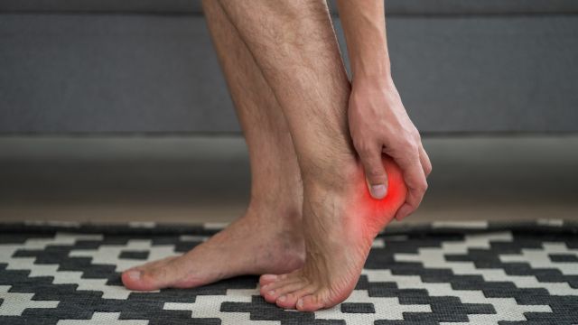 Dolor intenso en el talón del pie típico del espolón calcáneo al apoyar